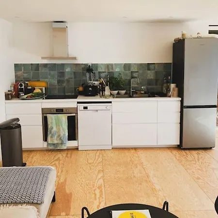 Cabanon Moderne, Les Pieds Dans L'eau