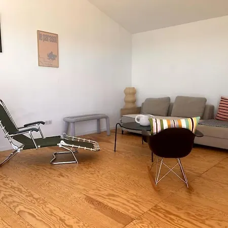 Cabanon Moderne, Les Pieds Dans L'eau