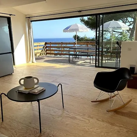 Cabanon Moderne, Les Pieds Dans L'eau *