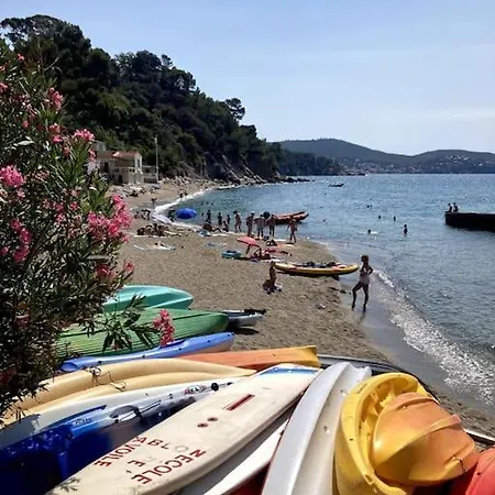 Cabanon Moderne, Les Pieds Dans L'eau Le Pradet