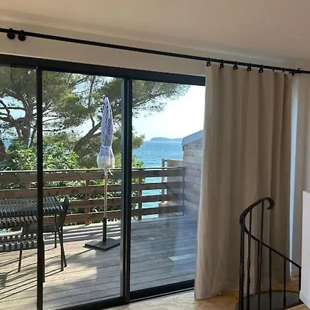 Cabanon Moderne, Les Pieds Dans L'eau