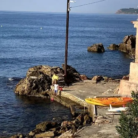 Cabanon Moderne, Les Pieds Dans L'eau Le Pradet